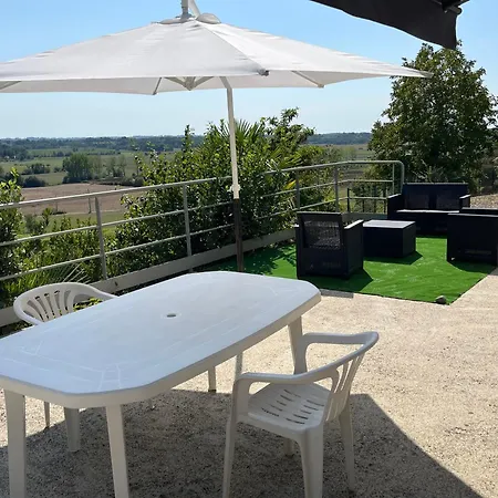 Boisset, Grande Maison Familiale Avec Vue Sur Les Pyrenees Holiday home Castel-Sarrazin